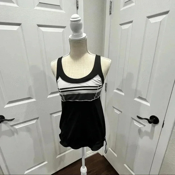 Lululemon Workout tank with elastic adjustable waist pull size 4 - Picture 2 of 10